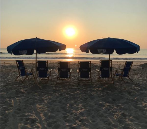 2 Umbrellas and 6 Chairs with Service